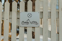 Bloccare un box, cancello o portone parcheggiando l'auto � vietato anche se non c'� il passo carrabile?