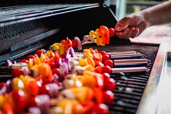 Si può fare barbecue e grigliata su balcone in condominio o è vietato  secondo leggi 2024