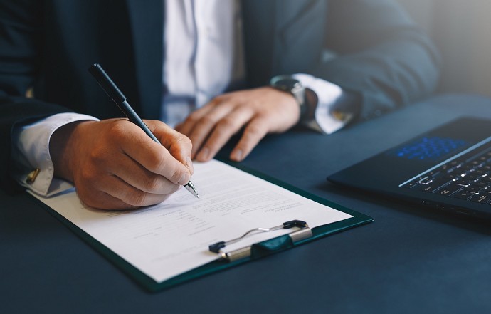 Contratto firmato con firma illeggibile 