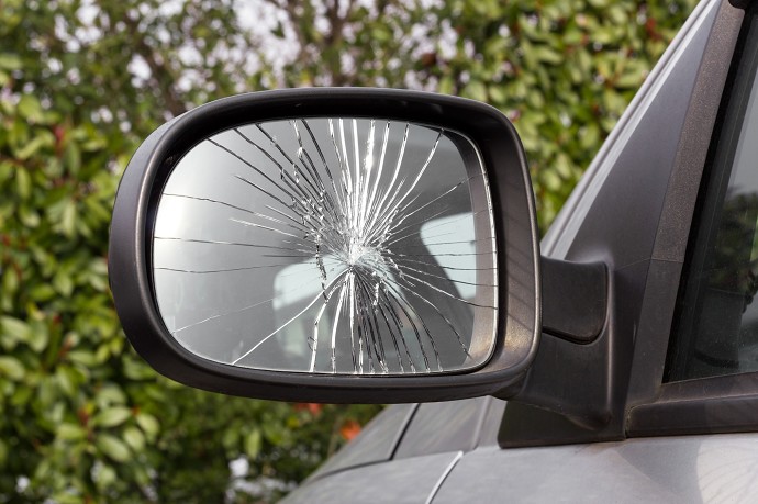 Cosa fare se si trova specchietto auto r