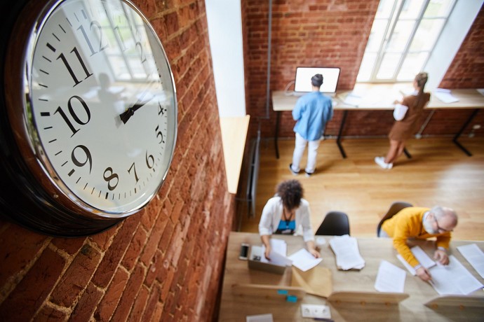 Guida agli orari di lavoro: regole, diri