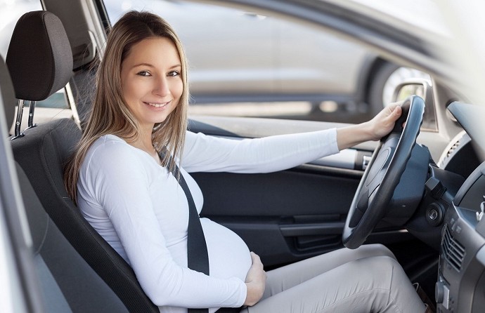 Guidare in gravidanza, limiti e regole i