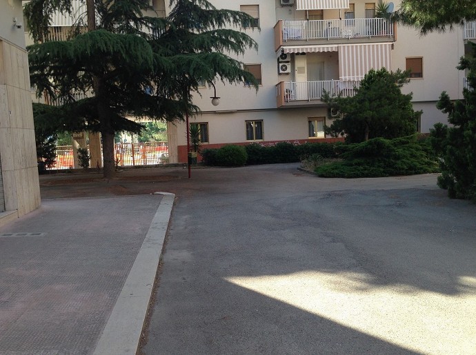 le biciclette o motorini possono sostare all'interno del cortile condominiale