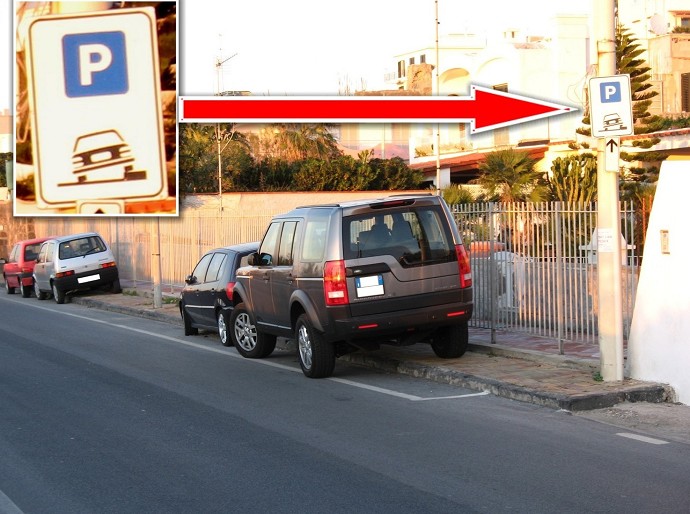 Parcheggiare l'auto sul marciapiede. I c