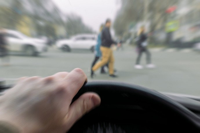Si può parcheggiare in prossimità di un incrocio? Distanza in metri
