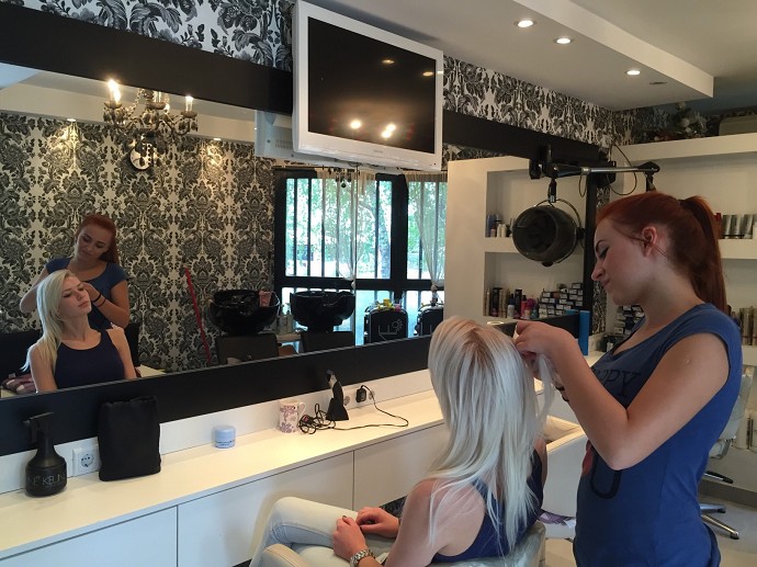 Quanto guadagna un negozio di parrucchie