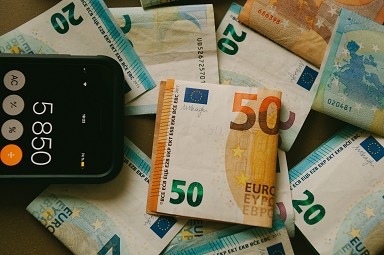 Aumento stipendi di 50-160 euro a Novemb