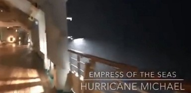 In mezzo all'uragano Michael, una nave d