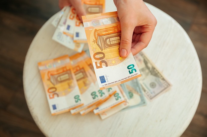 cambiano stipendi festivita