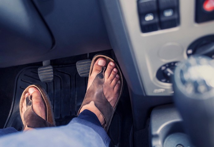 Pericoloso guidare l'auto con ciabatte