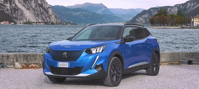 Versioni e prezzo Peugeot e-2008 elettri