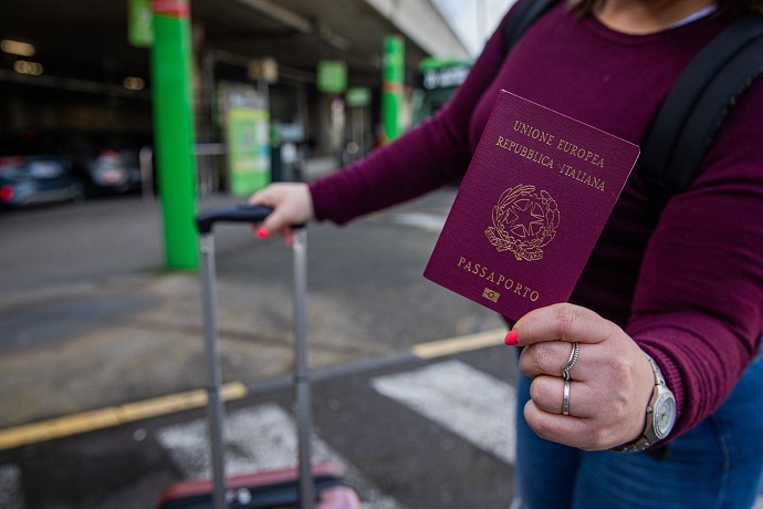Viaggiare fuori UE senza passaporto