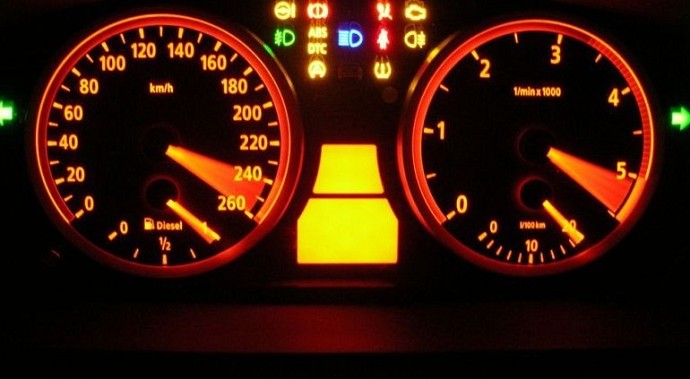 Spie gialle auto cruscotto
