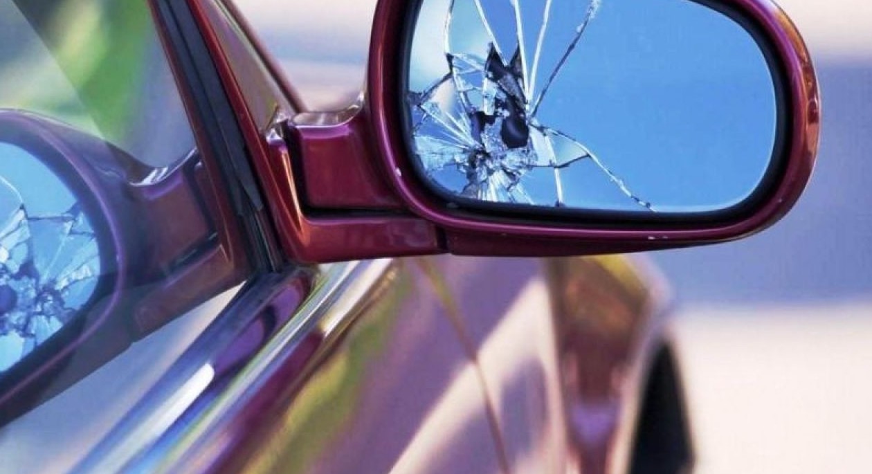 Chi paga per specchietto auto rotto. Tutti i casi secondo leggi 2024