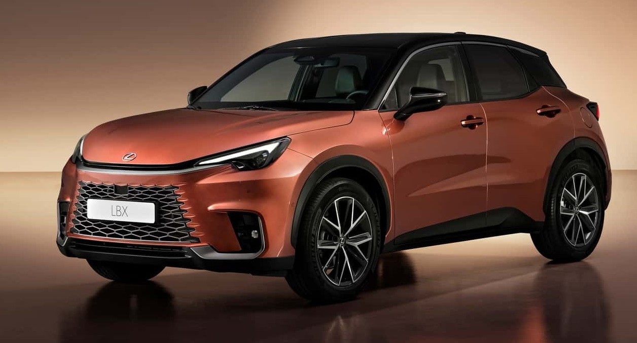 Lexus LBX, prezzi e scheda tecnica ufficiale 2024 (motori, versioni, consumi, interni, dimensioni)