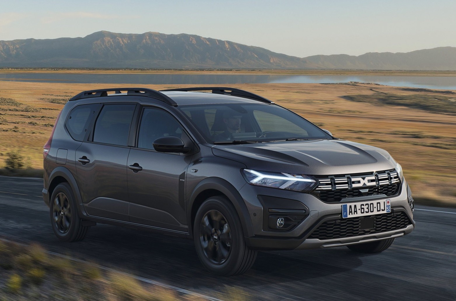 Road test and reviews of the new 2023 Dacia Jogger, a car that really has everything money can buy