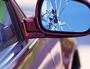 Specchietto auto rotto per leggi 2023
