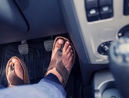 Pericoloso guidare lauto con ciabatte