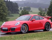 In autostrada su una Porsche 