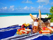 Pranzo in spiaggia sotto lombrellone