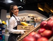 Dipendenti in un discount in Italia